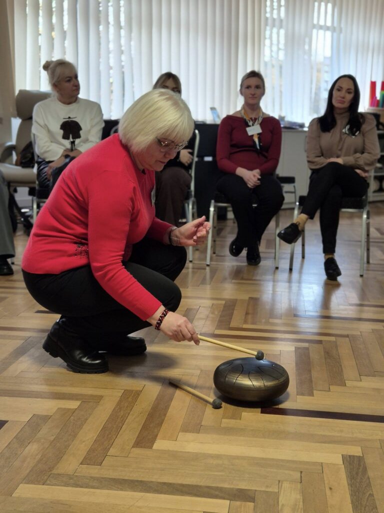 Praktiniai–patyriminiai mokymai „Streso įveika pasitelkiant muziką“