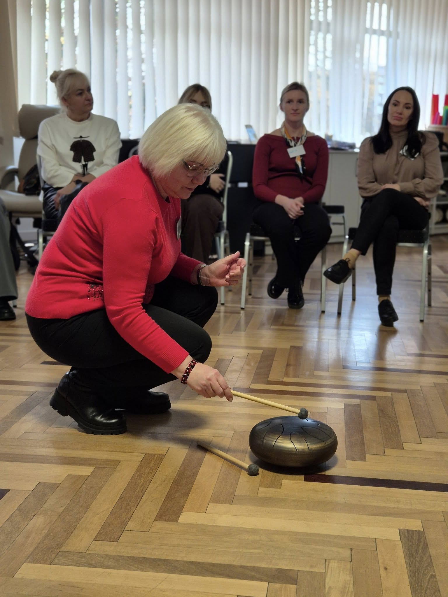 Praktiniai–patyriminiai mokymai „Streso įveika pasitelkiant muziką“