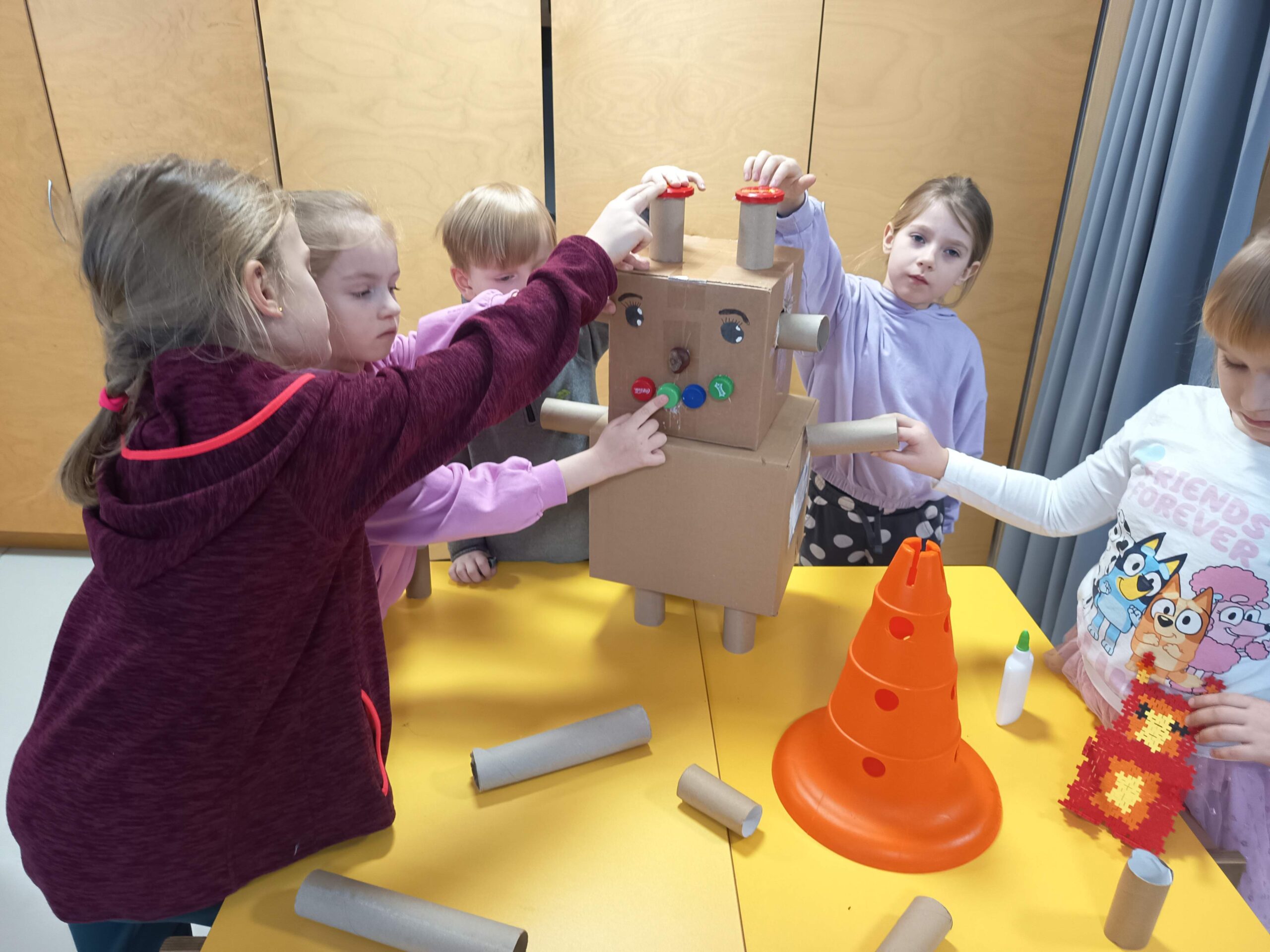 „Ar mane suprastų robotas? Klausausi, kalbu , mėgstu knygas, bandau skaityti ir rašyti“.